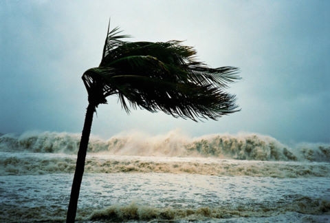 PHẢI LÀM GÌ KHI ĐI DU LỊCH GẶP MƯA BÃO?